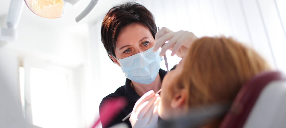 Zahnbehandlung ind der Zahnarztpraxis Irene Herzel
